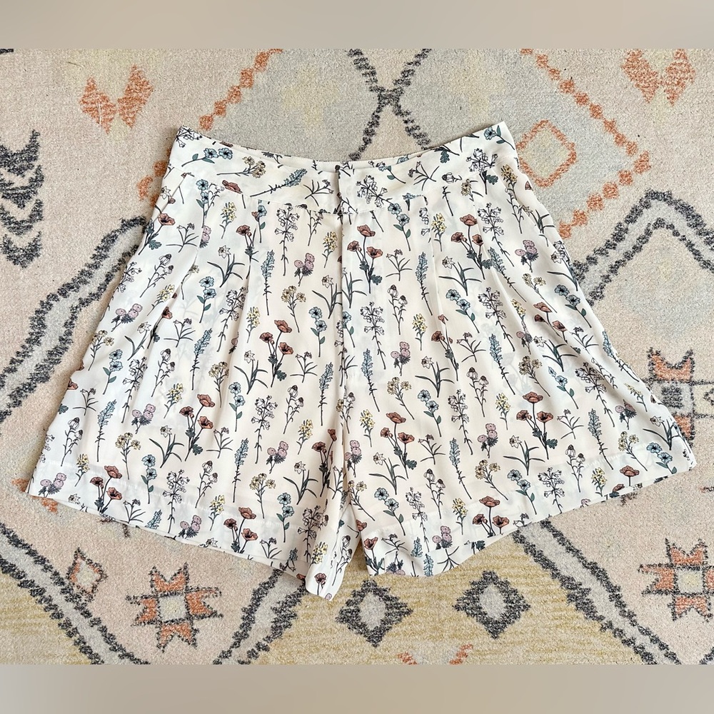 Comune Tailored Floral Shorts, size S
